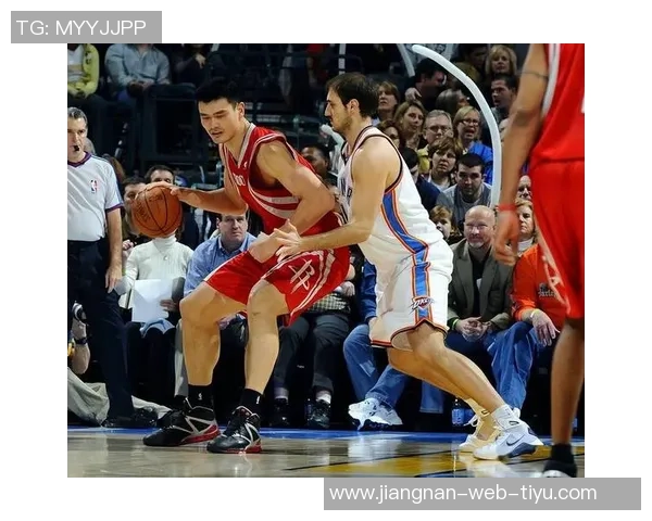 阿德尔曼强调球队中锋短缺需全力以赴不抱怨的决心与态度